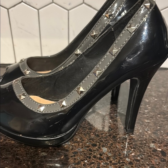 Suzy Shier Black Patent Studded Heels, size 7 - Picture 3 of 9